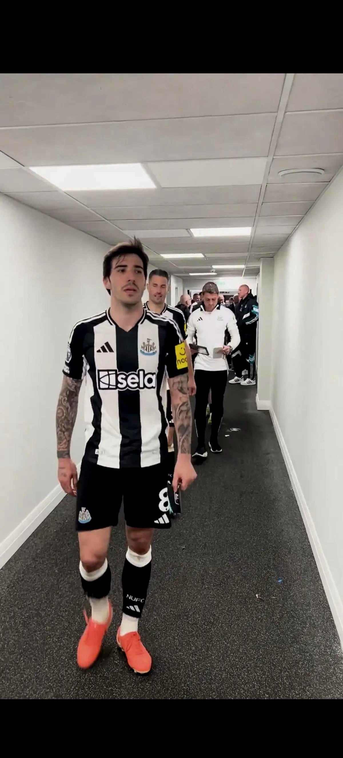 包含纽卡斯尔迎德甲关键赛，今晚临场应变，气氛紧张，年轻球员得到机会的词条